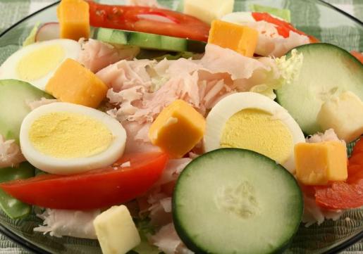 Salata od kuhanih jaja, sira i povrća