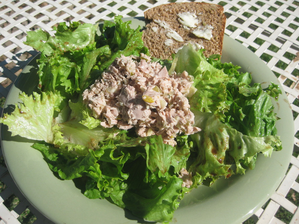 Zelena salata sa tunjevinom