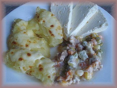 Zapečeni krompir sa salatom od tunjevine