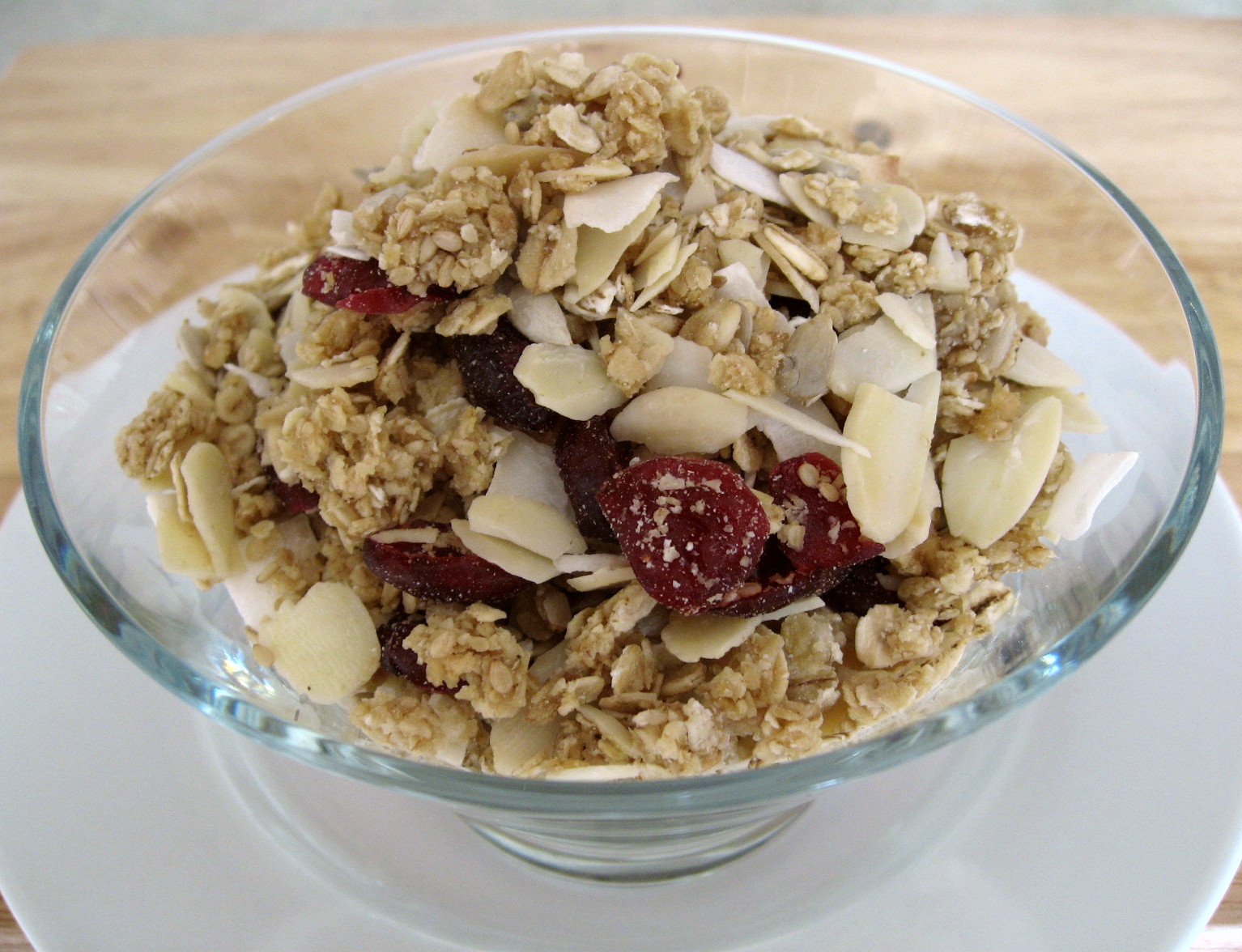 Muesli s jagodama i pečenim bademima