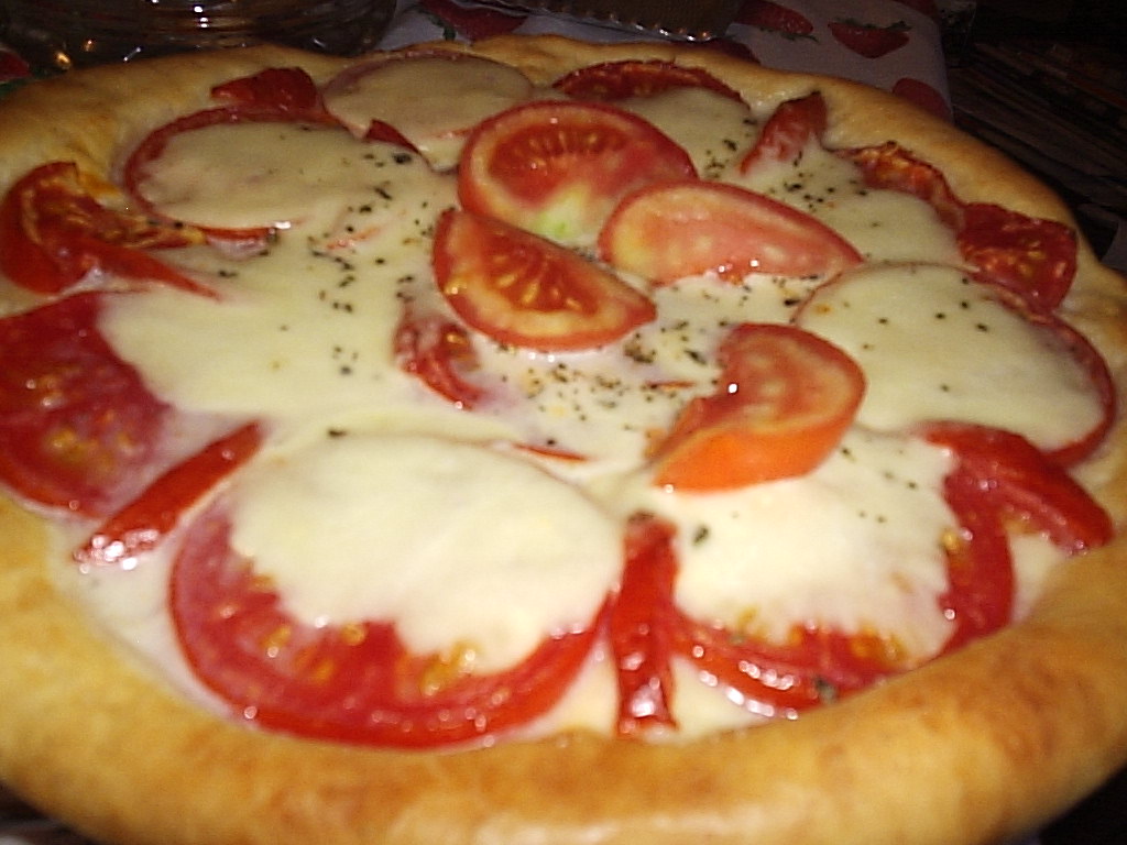 Pizza s svježim paradajzom