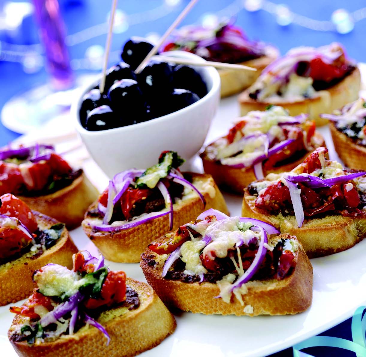Crostini sa tostiranim sirom, paradajzom i crnim maslinama