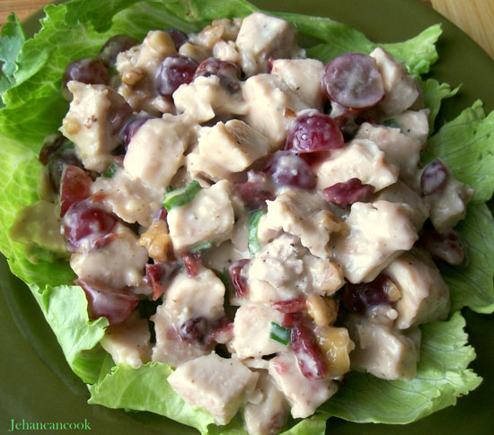 Pileća salata s orasima i grožđem