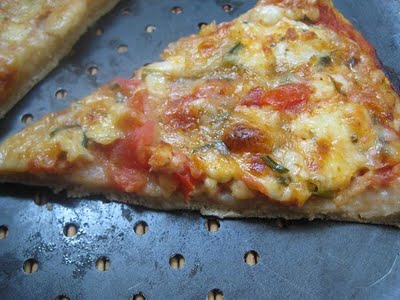 Pizza od sira i začinskog bilja