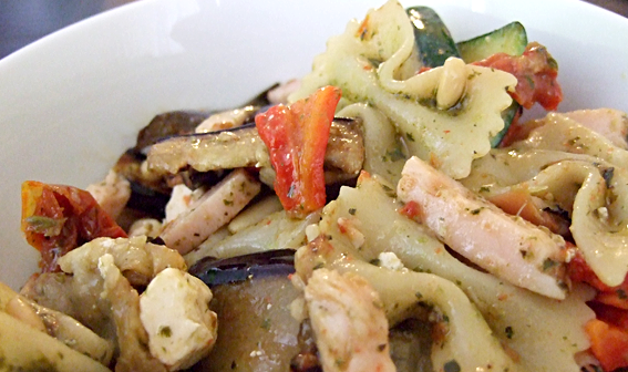 Salata od tjestenine i dimljenog sira
