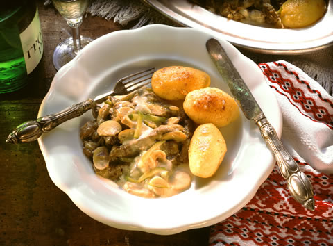 Stroganoff sa pirjanim krompirima