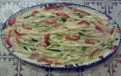 Salata sa tikvicama i surimi štapićima