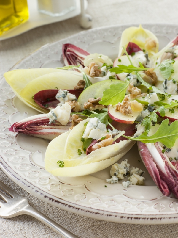 Salata sa sirom i orasima