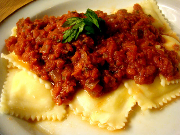 Ravioli u crvenom sosu