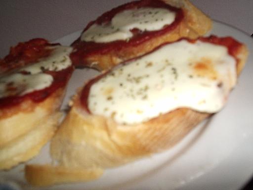 Tost s paradajzom i mozzarela sirom