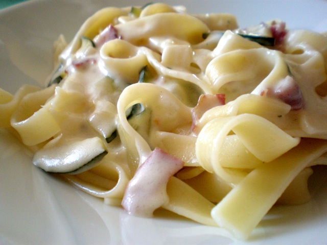 Tagliatelle s piletinom