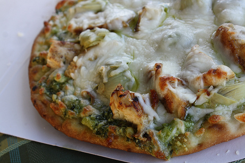 Pizza sa pesto umakom